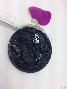 現代精品老坑墨翠連年有余大牌子掛件吊墜 圖片鑒賞與市場價格分析