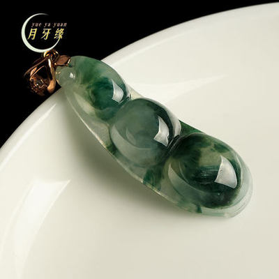月牙緣珠寶 精雕細琢，四季常青——18K金鑲嵌飄花A貨翡翠四季豆吊墜鑒賞